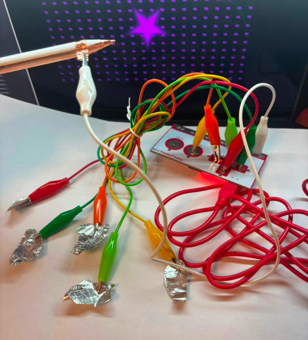 By using tin foil and MakeyMakey for circuit connection, the control and visual effects can interact.