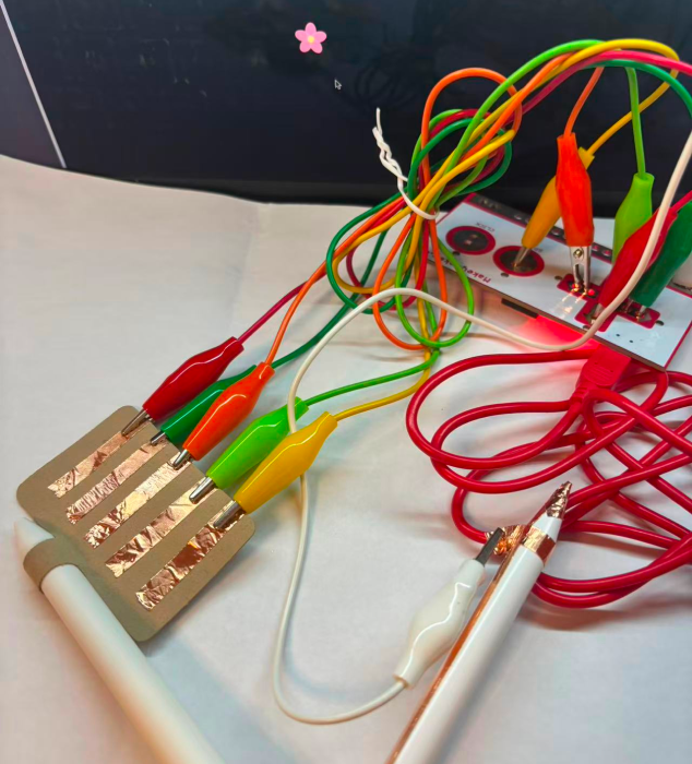 By using copper strips to connect the circuit with MakeyMakey, the control and visual effects can interact. (Object connection
