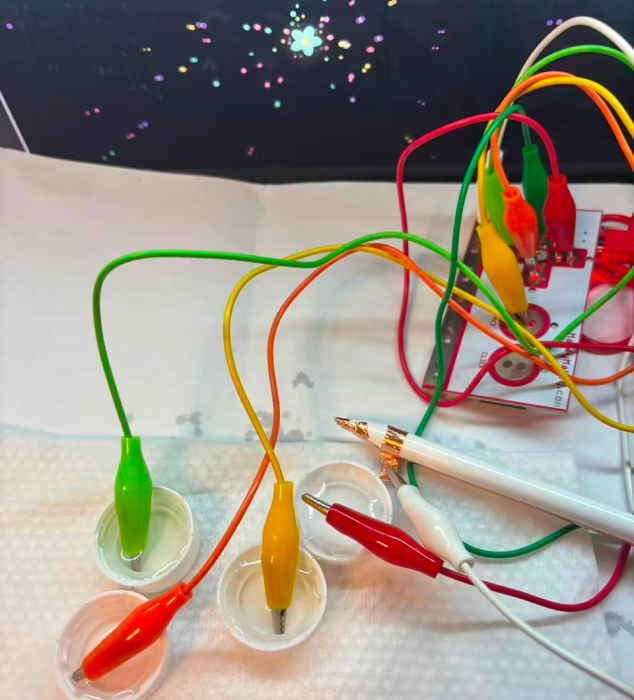 By using water to connect the circuit with MakeyMakey, the control and visual effects can interact.