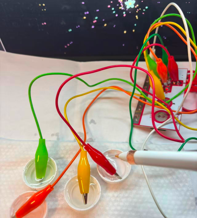 By using water to connect the circuit with MakeyMakey, the control and visual effects can interact.