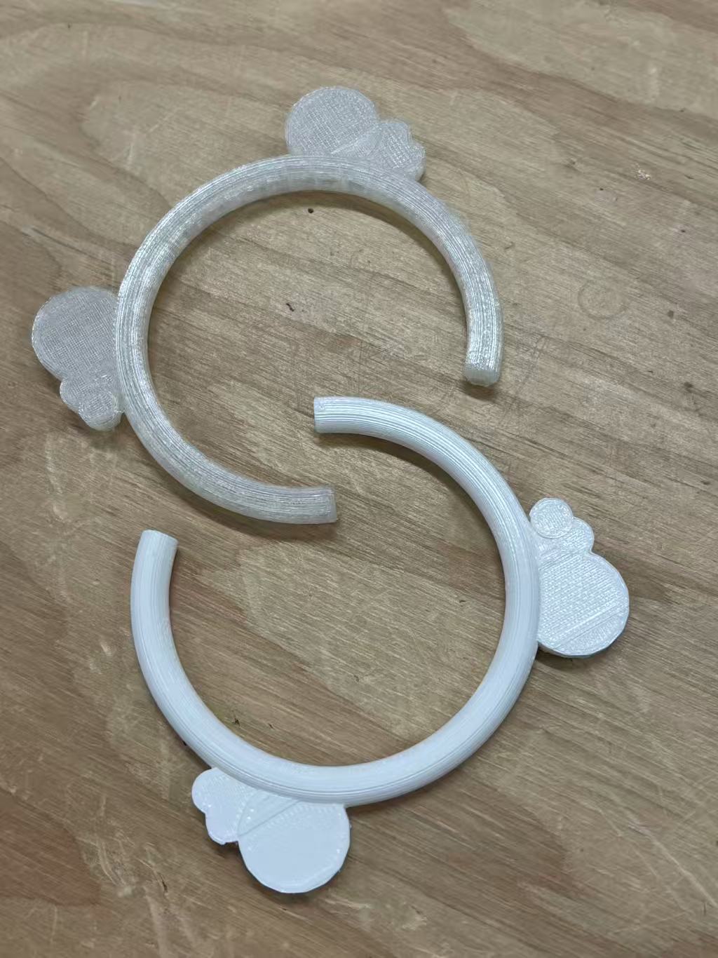 This is a hair band. <div class='container'><iframe class='responsive-iframe' src='https://hudak.phoenix.sheridanc.on.ca/P1Stuff/Index.html'></iframe></div>